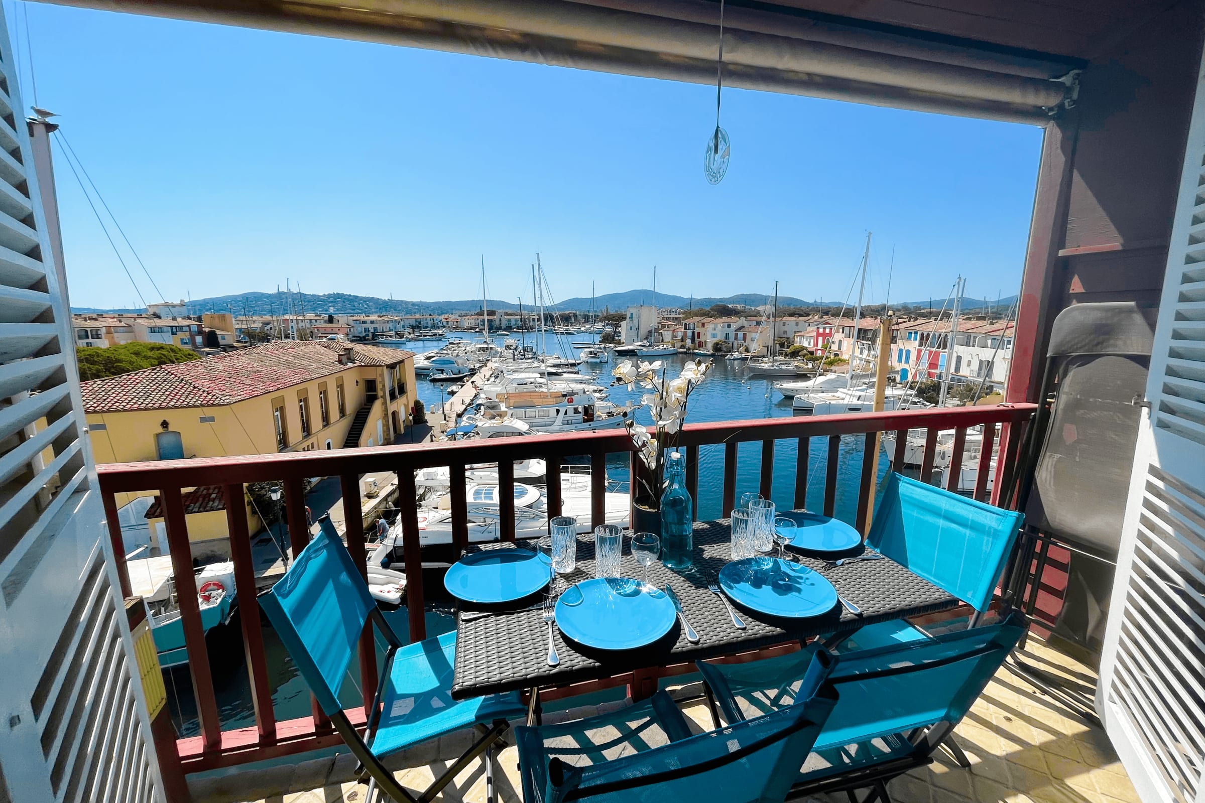 Terrasse mit Hafenblick